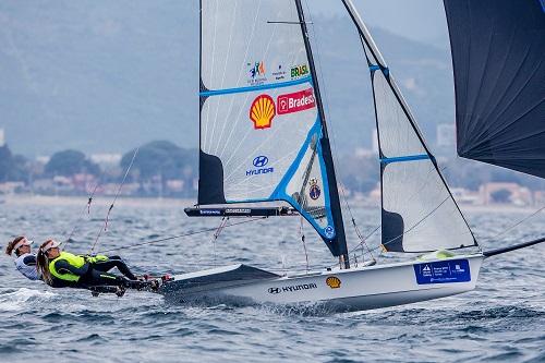 Campeãs olímpicas ganham regata de medalha e conquistam título na classe 49er FX / Foto: Jesus Renedo/Sailing Energy